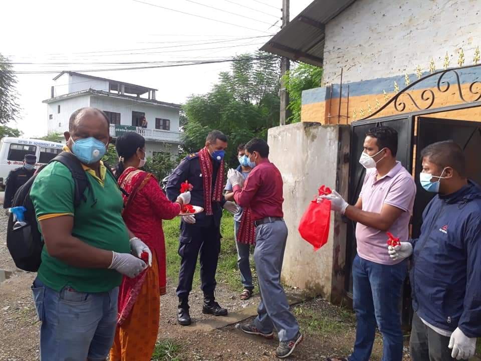 स्वास्थ्यकर्मी, प्रहरी र एम्बुलेन्स चालकलाई सम्मान