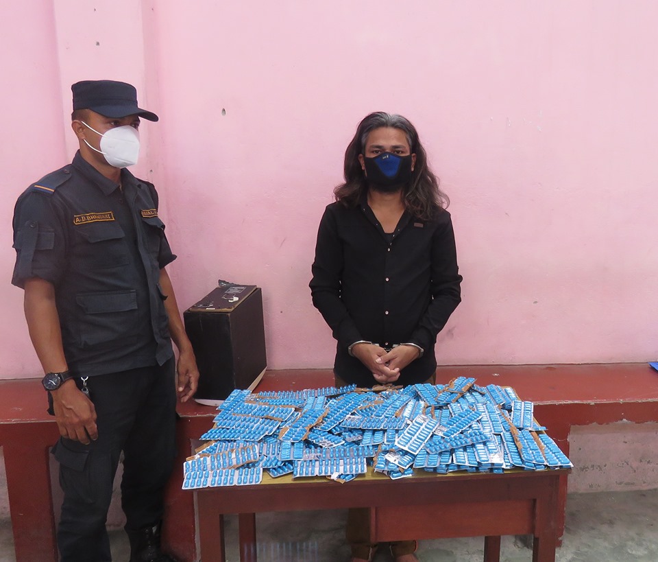 प्रेस्क्रिप्सन विना ३ हजार प्रोक्सिभन प्लस क्याप्सुल सहित एक जना पक्राउ
