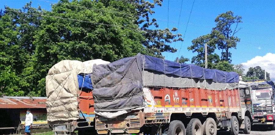 धरान प्रहरीले समात्याे होलसेल व्यापारीको दुई ट्रक तरकारी