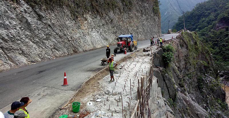 पहिरोका कारण अबरुद्ध मुग्लिन–नारायणघाट सडक खुल्यो