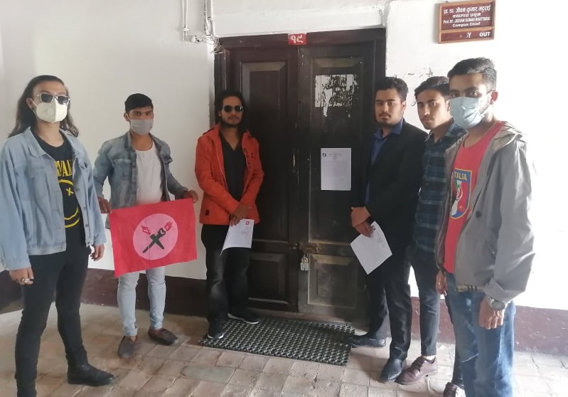 नेताहरूको रिहाईको माग गर्दै नेविसंघद्वारा नेपाल कमर्श क्याम्पस प्रमुखको कार्यकक्षमा तालाबन्दी