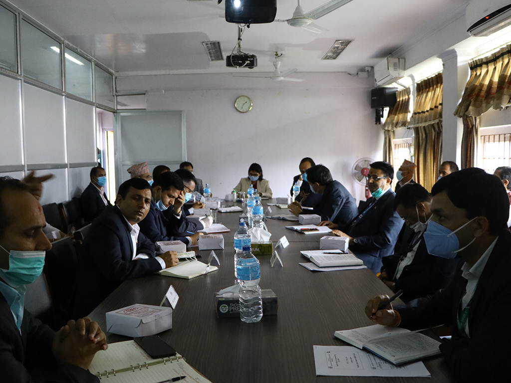जिम्मेवारीपूर्वक काम गर्न कर्मचारीलाई मन्त्री अर्यालको निर्देशन ।