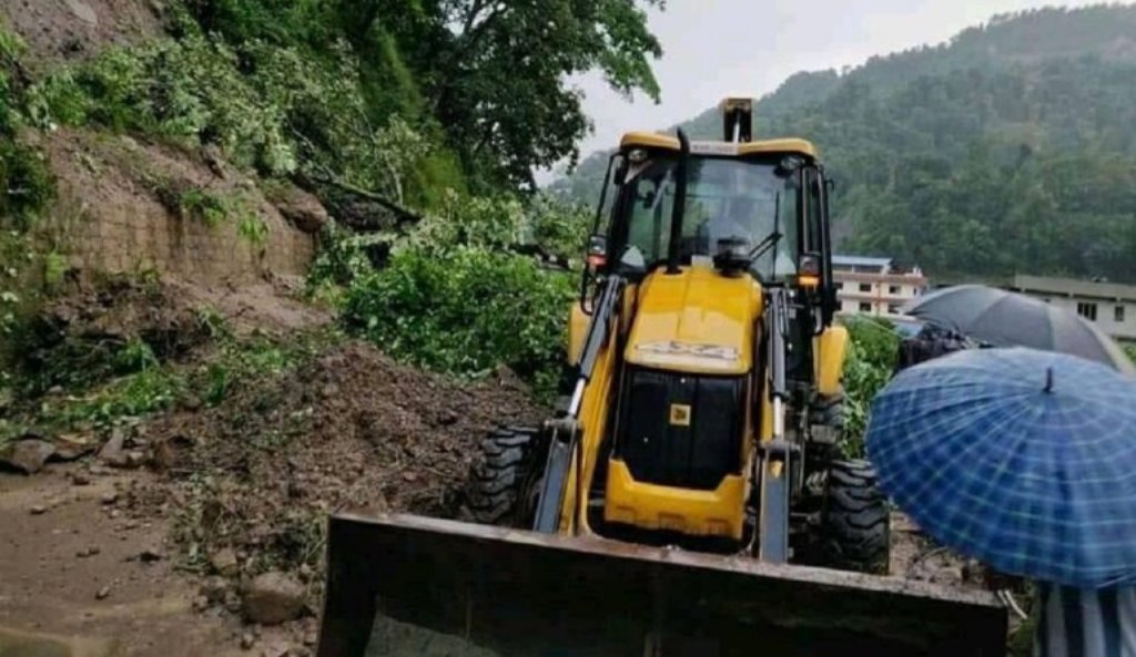 मेलम्ची बजारमा पहिरो खस्दा ८ मजुदर बेपत्ता, १ को जीवितै उद्धार