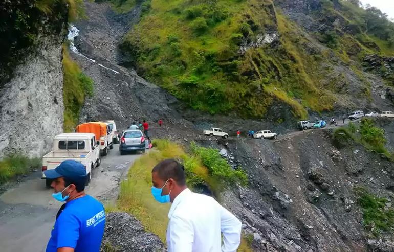 सहस्रधारामा पहिरो, मध्यपहाडी लोकमार्ग अवरुद्ध