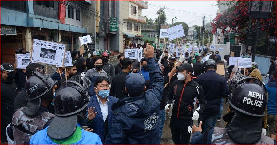 चिनियाँ दूतावास अगाडि निस्क्यो ‘ब्याक अफ चाइना’ लेखिएको पम्पलेट