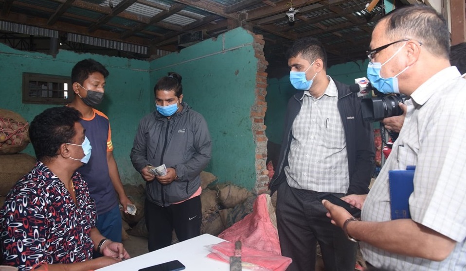 प्याजकाे मनलाग्दी भाउ, पहिलाे तल्लाबाट दाेस्राे तल्लामा पुग्दा ८० बाट १५० रुपैयाँ !