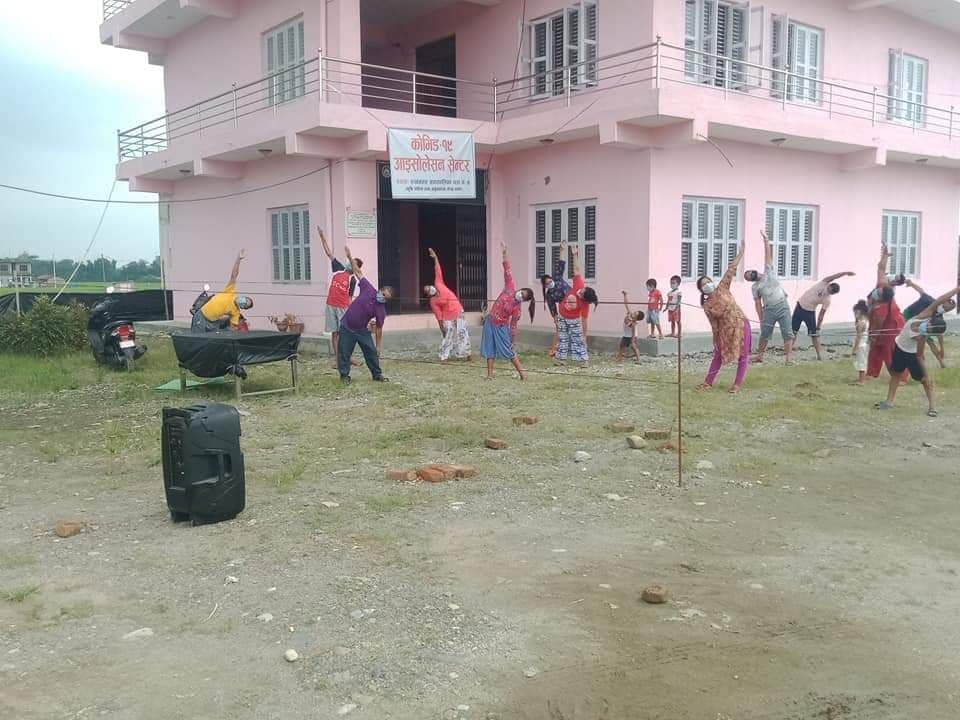 कोरोना संक्रमितलाई योग सिकाएर औषधि वितरण