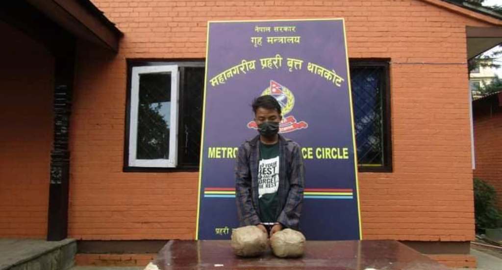 शंकास्पद व्यक्ति चेक गर्दा फेला पर्‍यो दुई केजी चरेस !