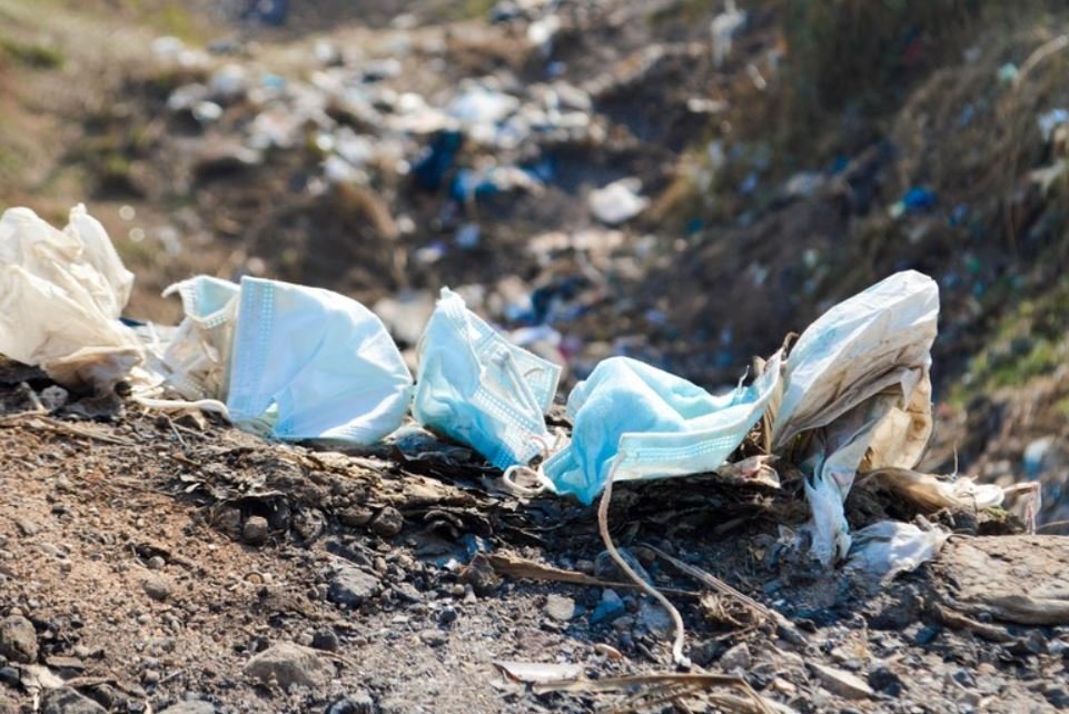 मास्क जथाभावी फाल्ने प्रवृतिले स्वास्थ्य जोखिम बढ्यो
