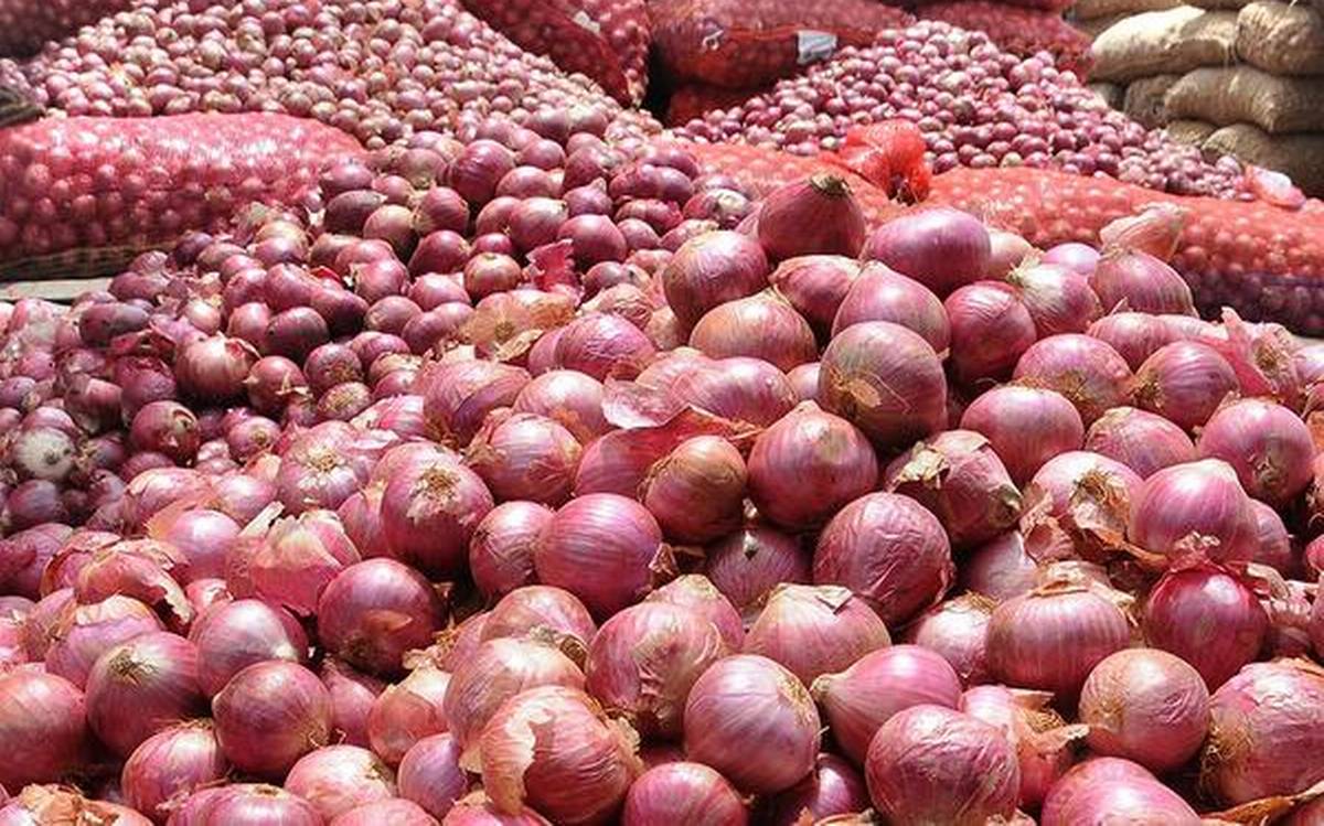 कालोबजारी गर्नेबाट जफत गरिएको प्याज सर्वसाधारणलाई बेचिने