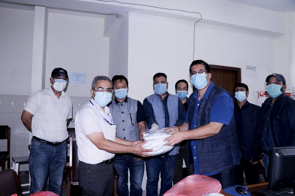 वीपी जयन्तिमा तरुण दल द्वारा कोरोना स्वास्थ्य सामग्री हस्तान्तरण