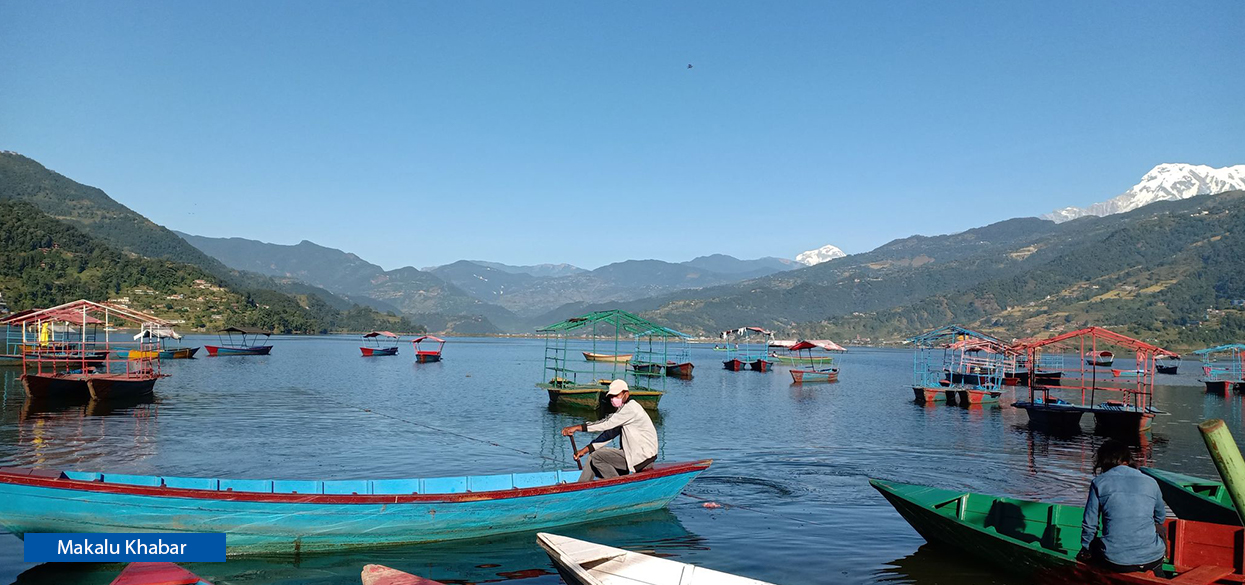 कोरोनाले सुकायो पोखरालाई, पर्यटक नआउँदा डुङ्गा खियाउनेहरु मारमा (फोटो फिचर सहित)