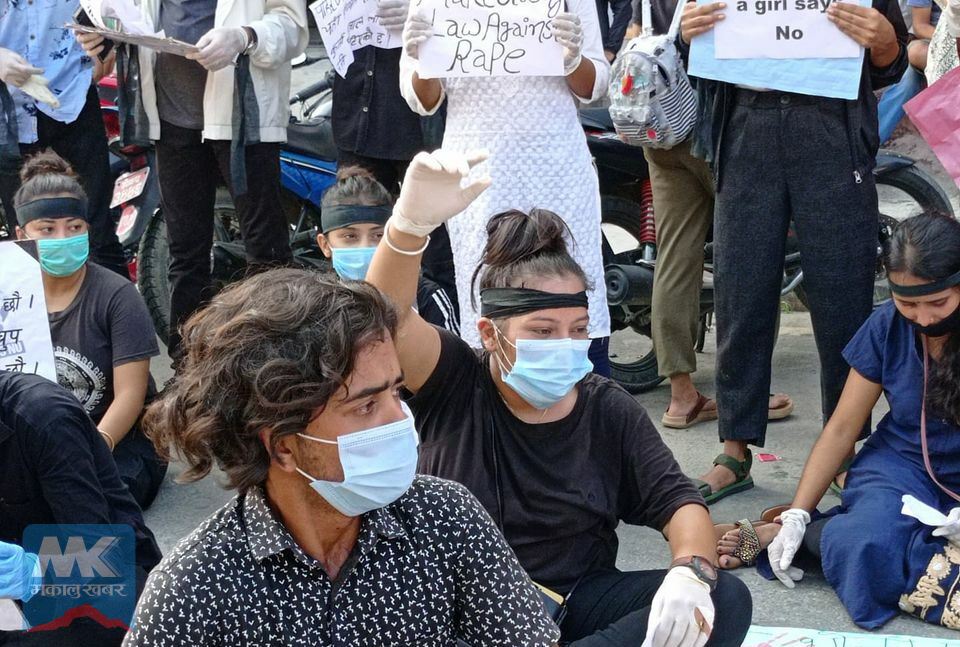 ‘मेरो कपडा छोटो कि तिम्रो नजर खोटो ?’ (फाेटाेफिचर)