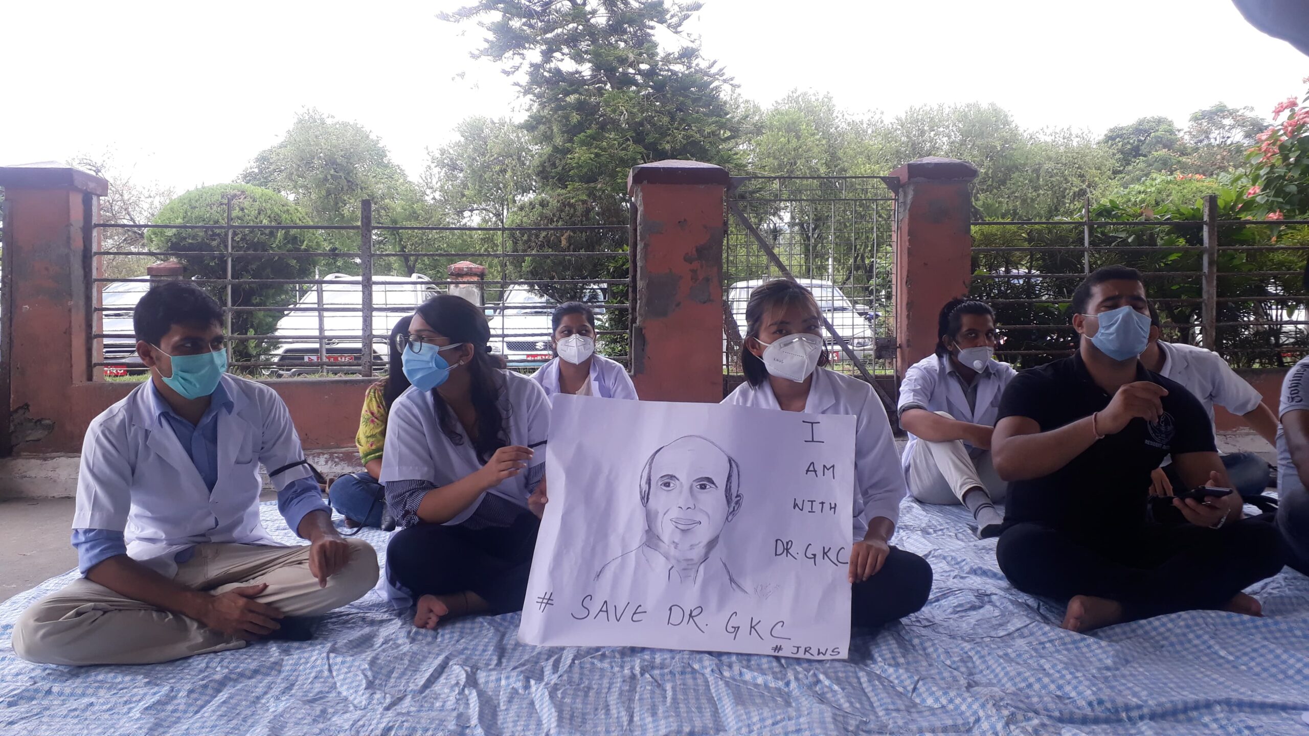 डा. केसीको समर्थनमा वीपी प्रतिष्ठानका आवासीय डाक्टरहरुको प्रदर्शन