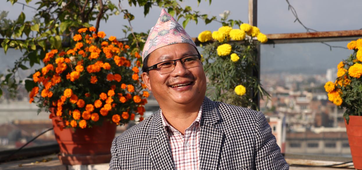 व्याकुल माइलालाई दसैंमा खाएको वाईवाई चाउचाउ अझैं नाक लागेको छ