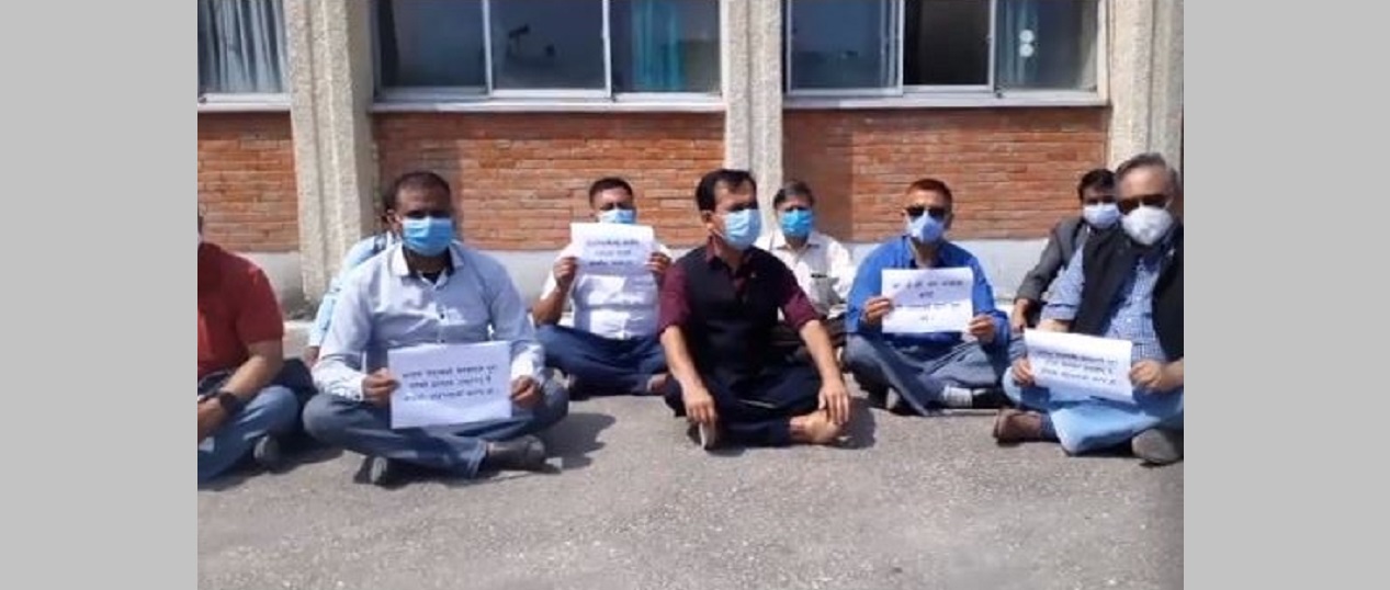 डा. केसीकाे समर्थनमा त्रिवि अस्पतालमा कांग्रेसकाे धर्ना