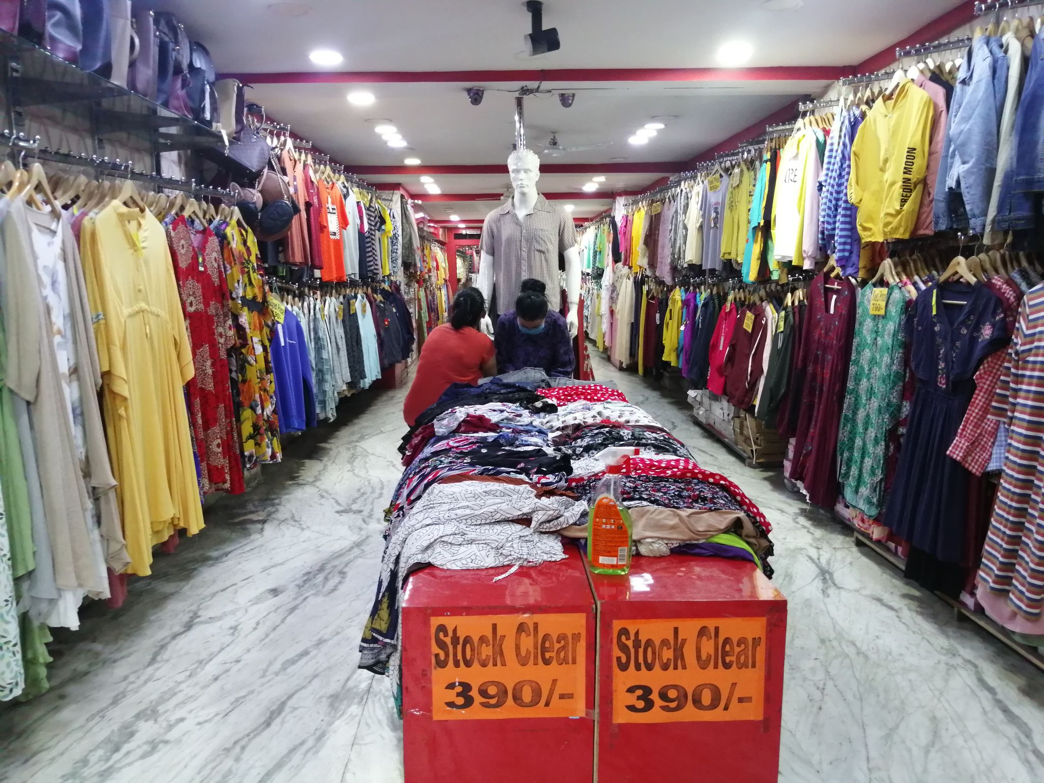 दशैंमा व्यापारीको पीडा : ‘हिँड्ने बढे, किन्ने बढेनन्’