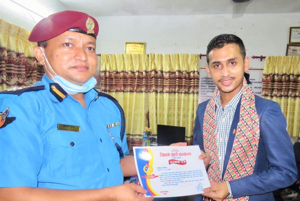 सुनसरी प्रहरीद्वारा प्रहरी दिवसमा विभिन्न व्यक्तित्वलाई सम्मान
