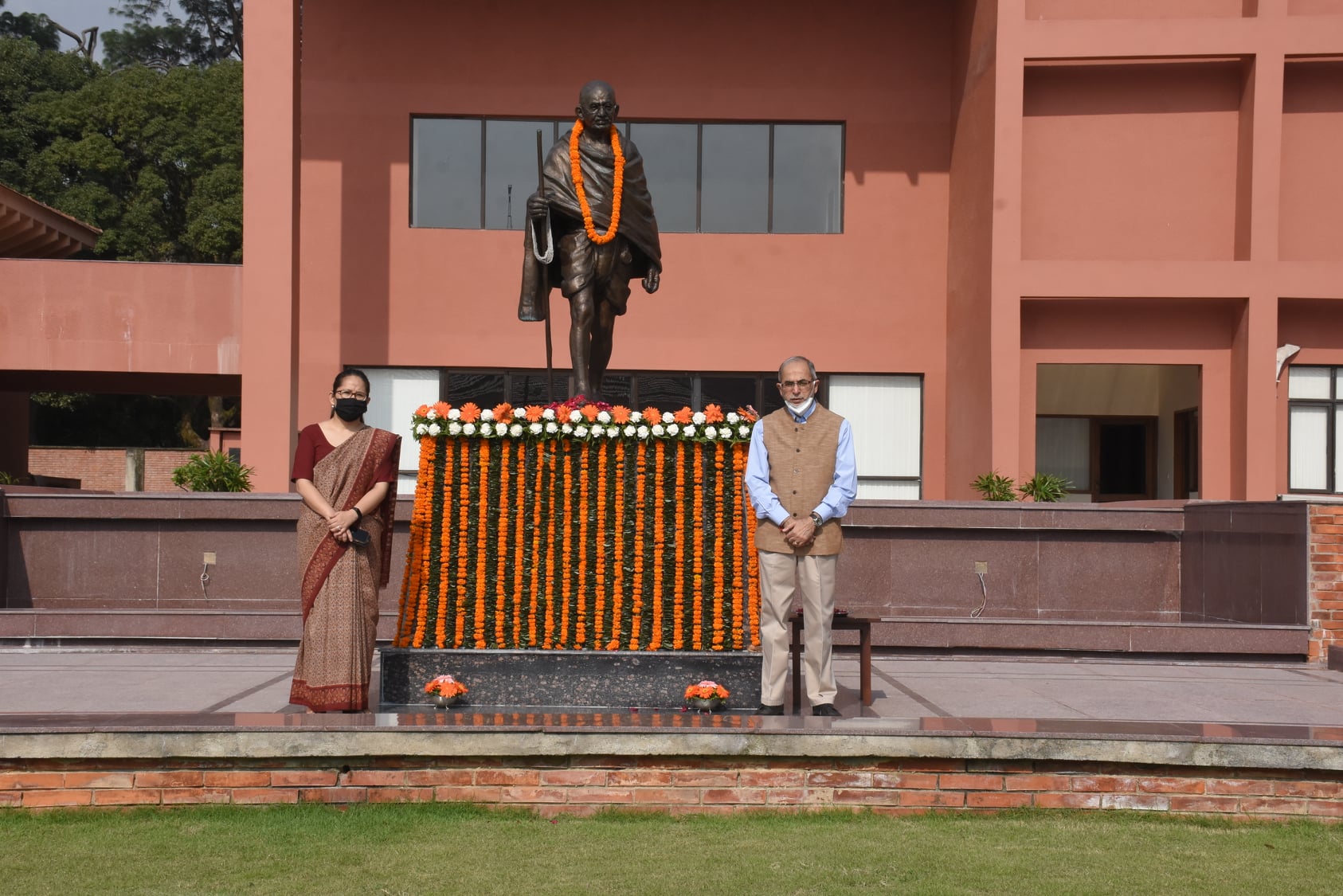 महात्मा गान्धीको जन्मजयन्तिका अवसरमा भारतद्वारा एम्वुलेन्स र बस हस्तान्तरण