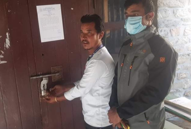 नियम विपरित डीन नियुक्त गरेको भन्दै कर्णाली प्रतिष्ठानमा तालाबन्दी