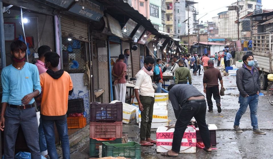 अनुगमन टाेली पुगेपछि कालिमाटीका व्यापारीकाे भागाभाग
