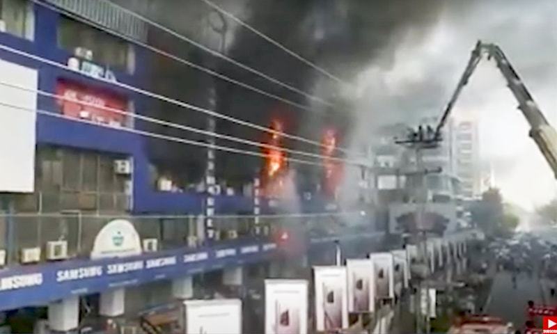 पाकिस्तानको लाहोरस्थित एक इलेक्ट्रोनिक बजारमा आगलागी, दर्जनौं पसलहरू जले