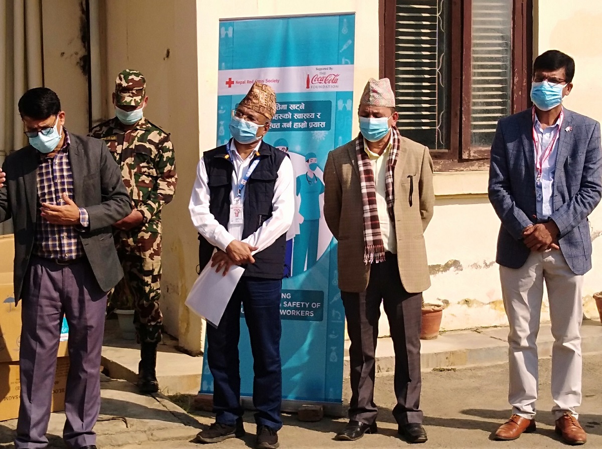 मुख्यमन्त्रीको उपस्थितिमा भेन्टिलेटर र सुरक्षा सामग्री हस्तान्तरण