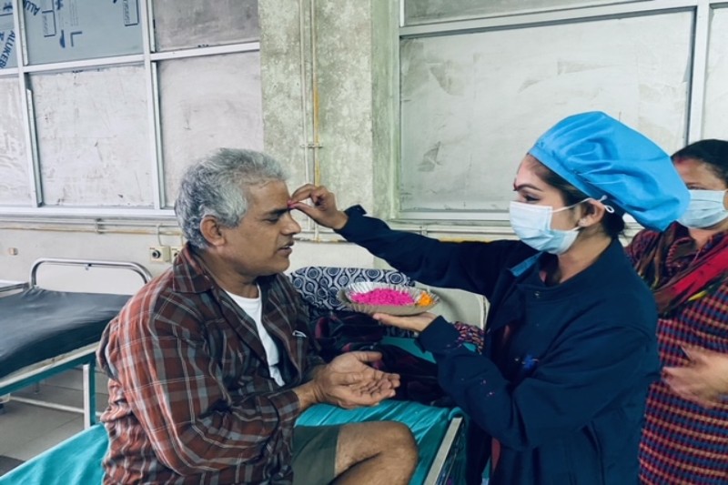 नर्सले बिरामीलाई टीका लगाइदिँदा…