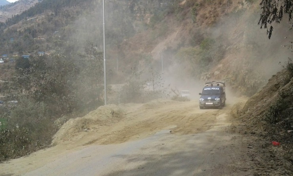 जीर्ण बन्दै राप्ती लोकमार्ग : सुविधाभन्दा सास्ती धेरै