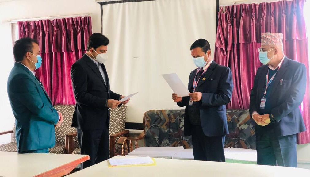 गुराँस लाइफ इन्स्योरेन्सका नवनिर्वाचित अध्यक्ष विवेक दुगडद्वारा सपथ ग्रहण