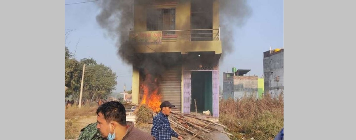बालिका बलात्कारपछि हत्या गरेकाे आरोप लागेका युवकको घरमा स्थानीयले लगाए आगो