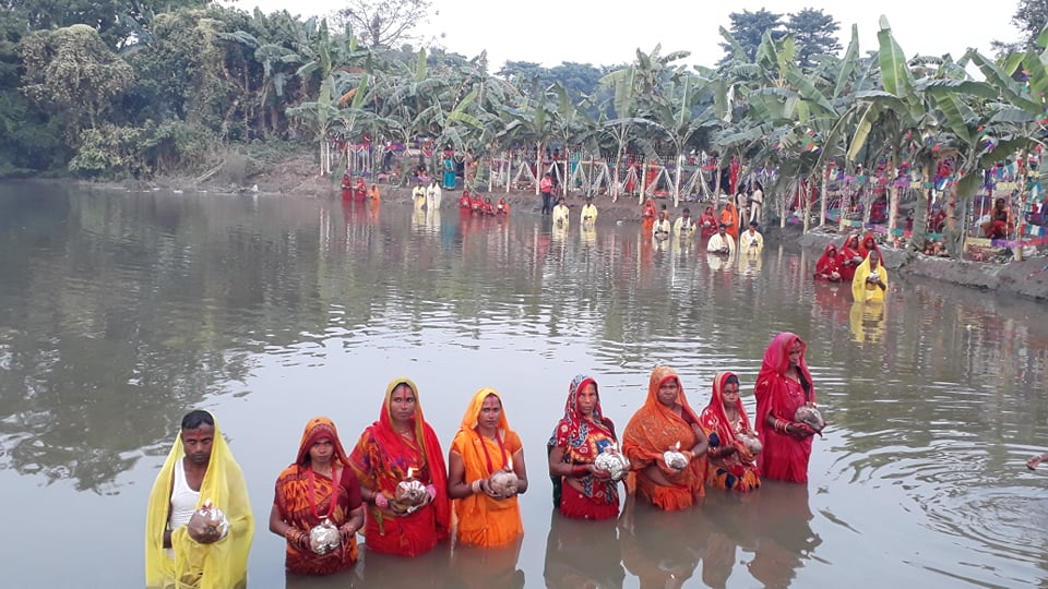 अस्ताउँदै गरेको सूर्यलाई अर्घ्य दिँदै मनाइयो छठ पर्व (फोटो फिचर)