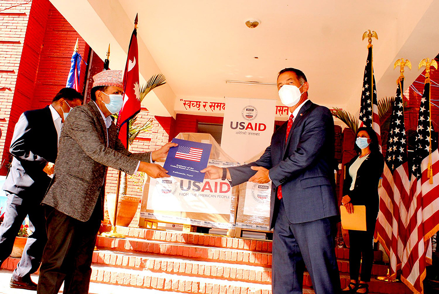 अमेरिकाले नेपाललाई १०० भेन्टिलेटर दियो