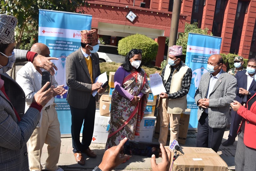 रेडक्रस र कोकाकोलाको साझेदारीमा साढे एक करोड बढीको स्वास्थ्य सामाग्री हस्तान्तरण