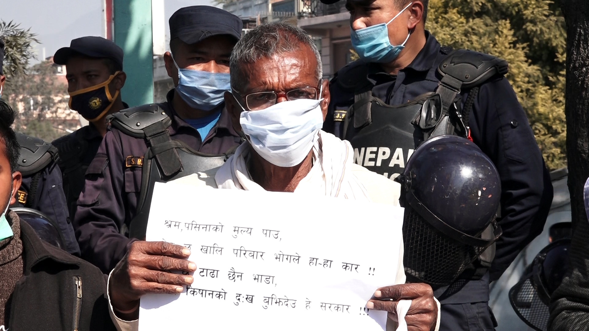 सरकारले नै ढाँटेपछि निर्णायक आन्दोलन गर्न राजधानी आइपुगे उखु किसान (फाेटाे फिचर)