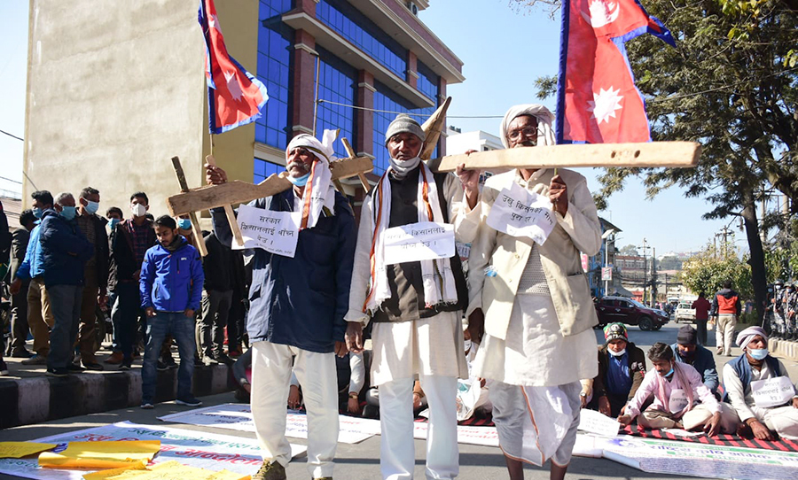 उखु किसानको हलो-जुवासहित प्रदर्शन (फोटो फिचर)