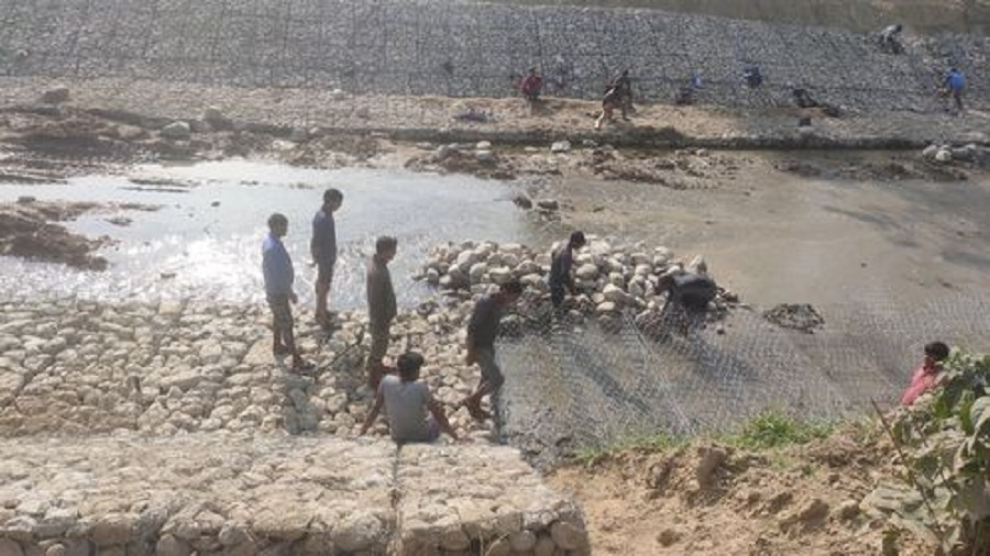 ७ करोडको तटबन्ध र स्पर निर्माण