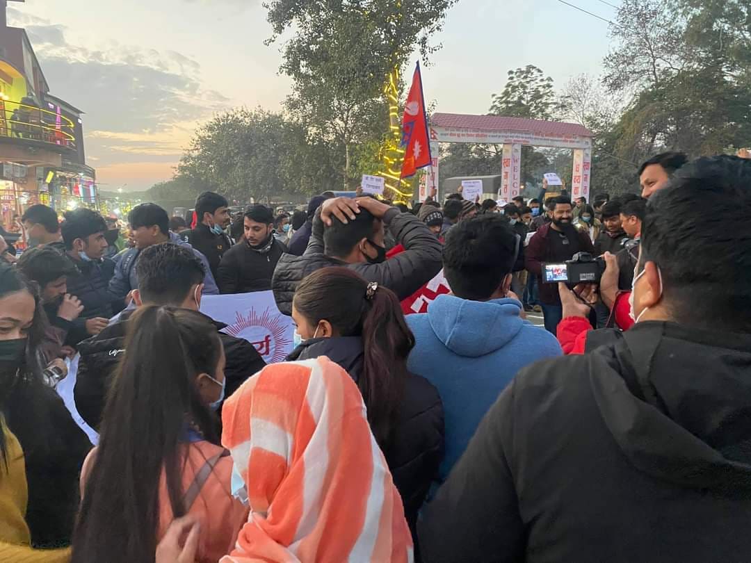 प्रचण्डको गृह जिल्ला चितवनमा ओलीको समर्थनमा प्रदर्शन