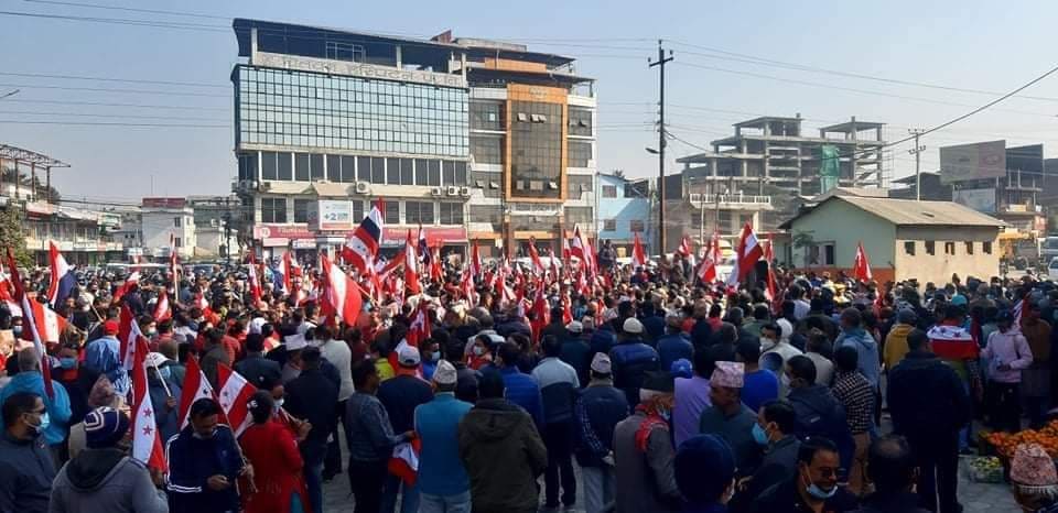 चितवनमा कांग्रेसकाे प्रदर्शन, अन्तै निर्वाचन क्षेत्र खोज्न प्रचण्डलाई आग्रह