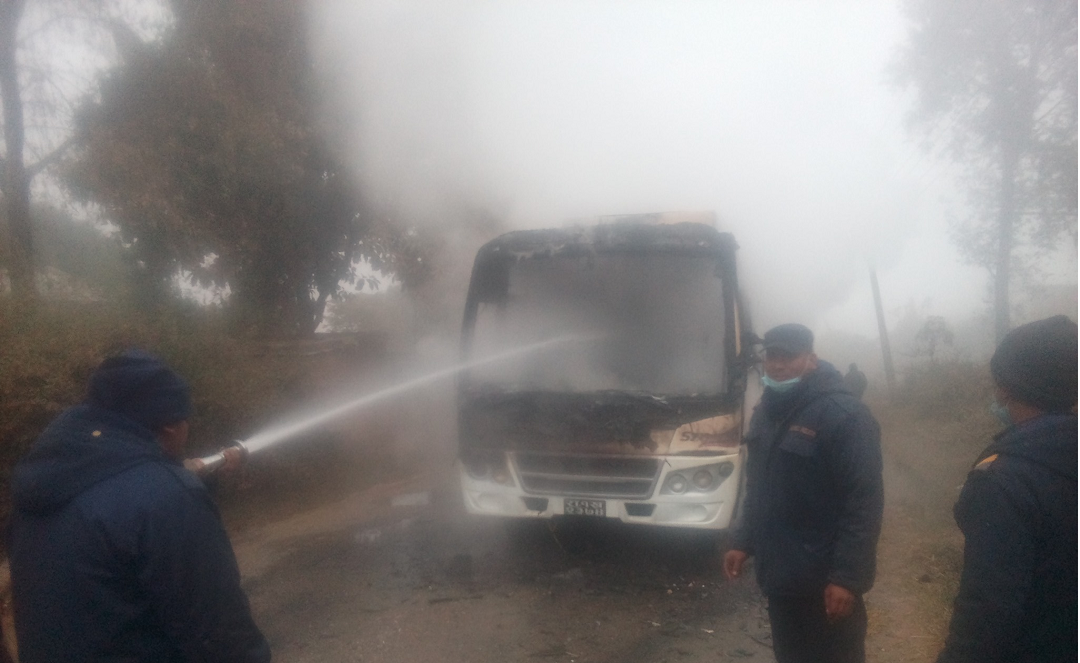 जब गुडिरहेको बसमा लाग्यो आगो…