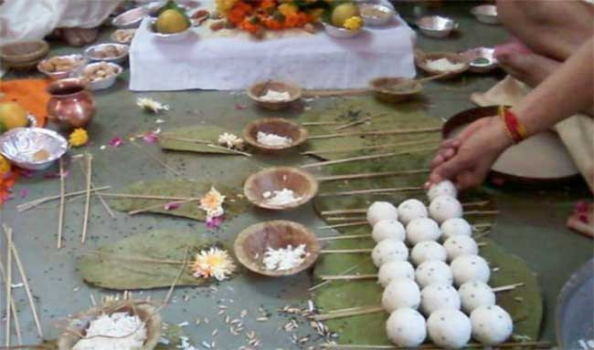 झापाकी रेनुका, जो सिन्दूर-पोते लगाएरै पतिको काजकिरिया गर्दैछिन्
