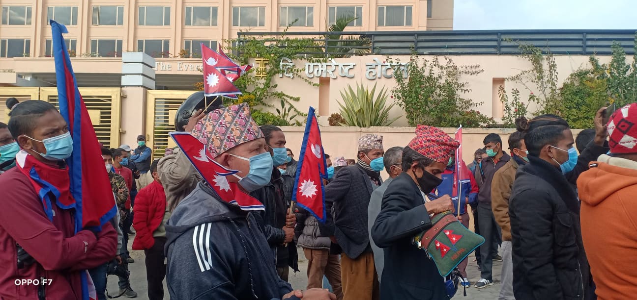 राजधानीमा लाग्यो गणतन्त्र विरोधी नारा, राजसंस्थाको पक्षमा जनमत जुट्दै (फोटो फिचर)