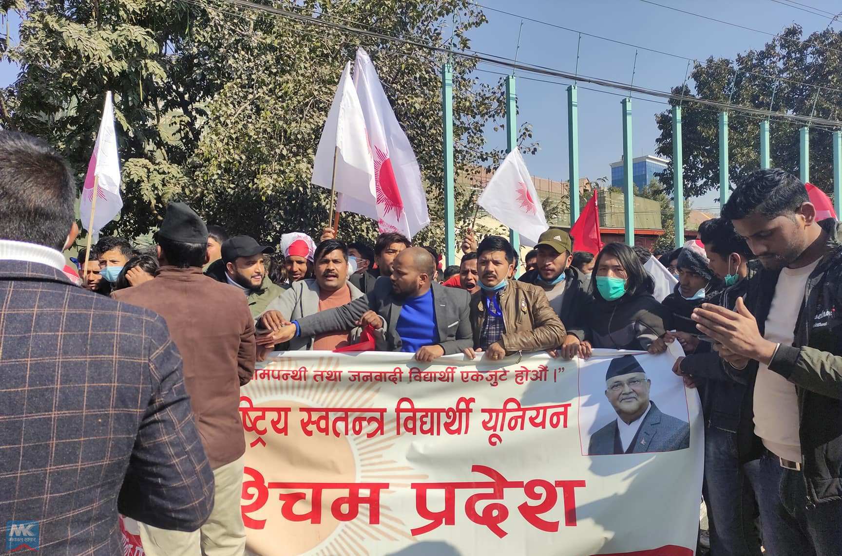 ‘प्रचण्ड तेरो पाराले दुःख पाए साराले’ भन्दै केपी ओलीका समर्थक सडकमा (फाेटाेफिचर)