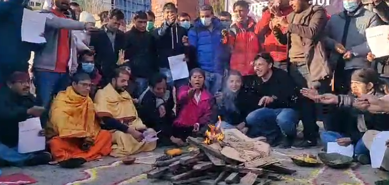 प्रचण्ड-नेपाल समूहका विद्यार्थीले शंख बजाएर ओलीविरुद्ध गरे ‘स्वाहा’ !