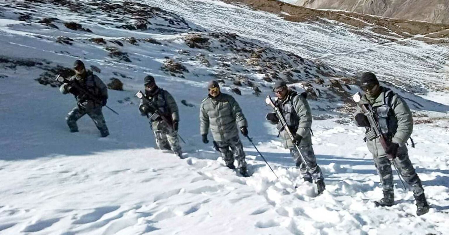 हिउँ छिचोल्दै सीमा क्षेत्रमा सशस्त्रको गस्ती