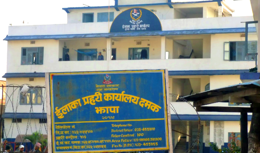 आफ्नै १४ वर्षीया विद्यार्थी बालिका बलात्कार गरी शिक्षक फरार