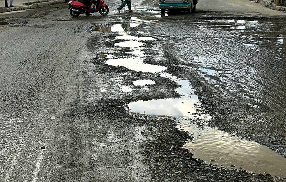 ठैव–बाडेगाउँ मूल सडक अवरुद्ध