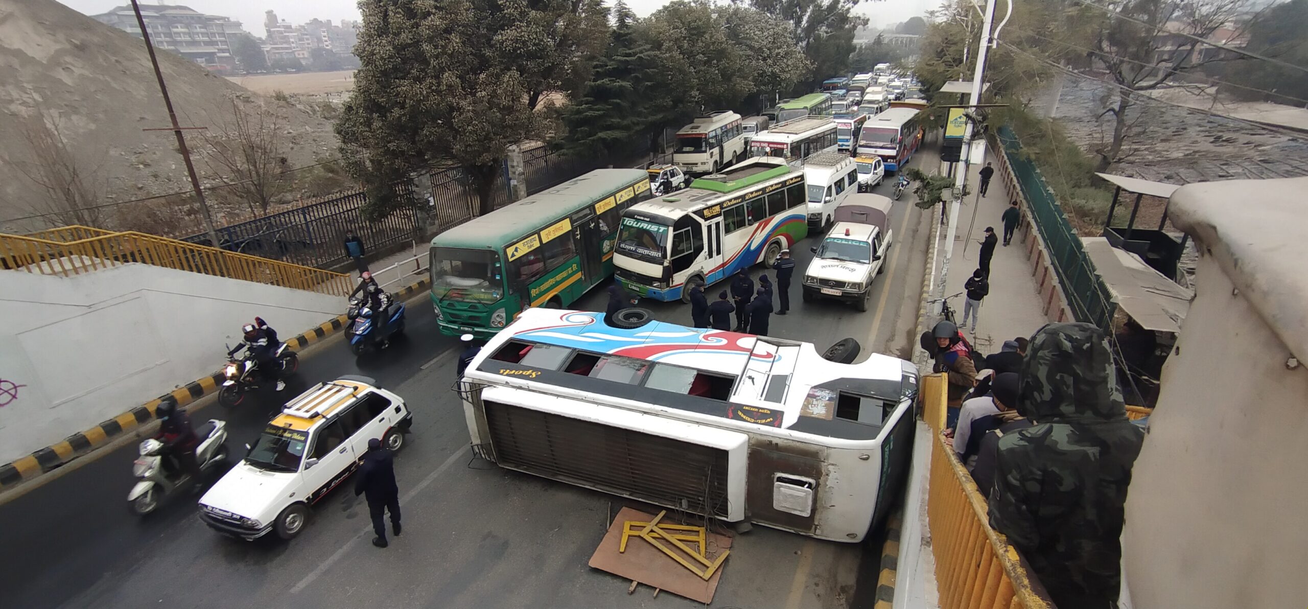 भद्रकालीमा बस पल्टियो