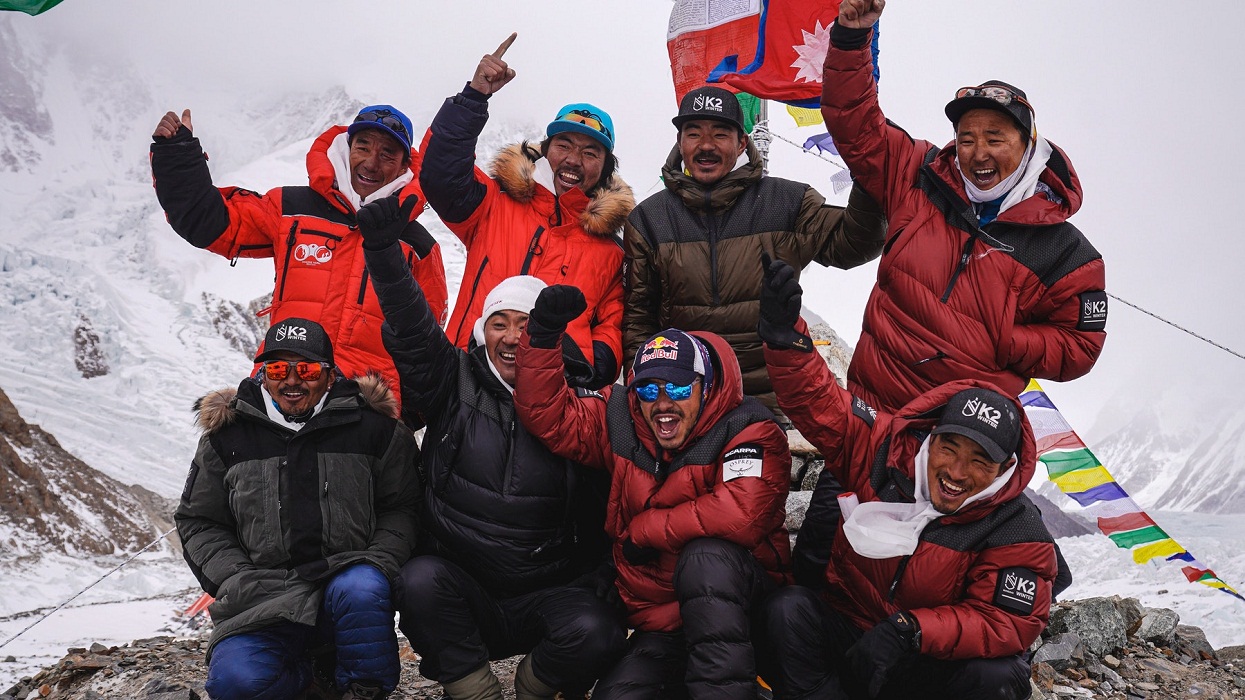 नेपाली  राष्ट्रिय गान गाउँदै हिउँदमा ‘केटू’को चुचुरोसम्म [भिडिओसहित]