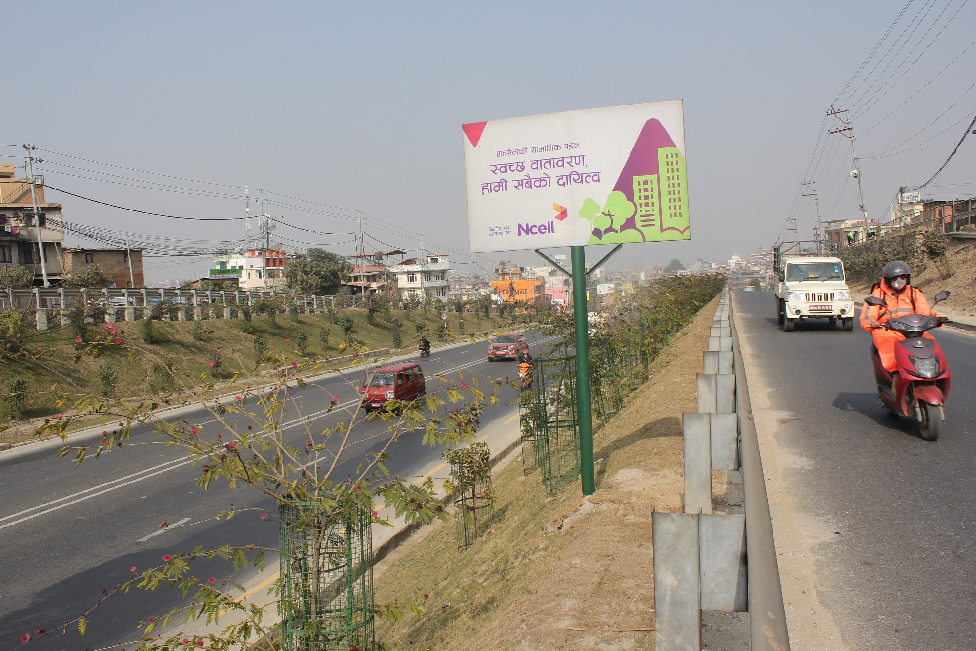 रिङरोडमा हरियाली बनाउँदै एनसेल